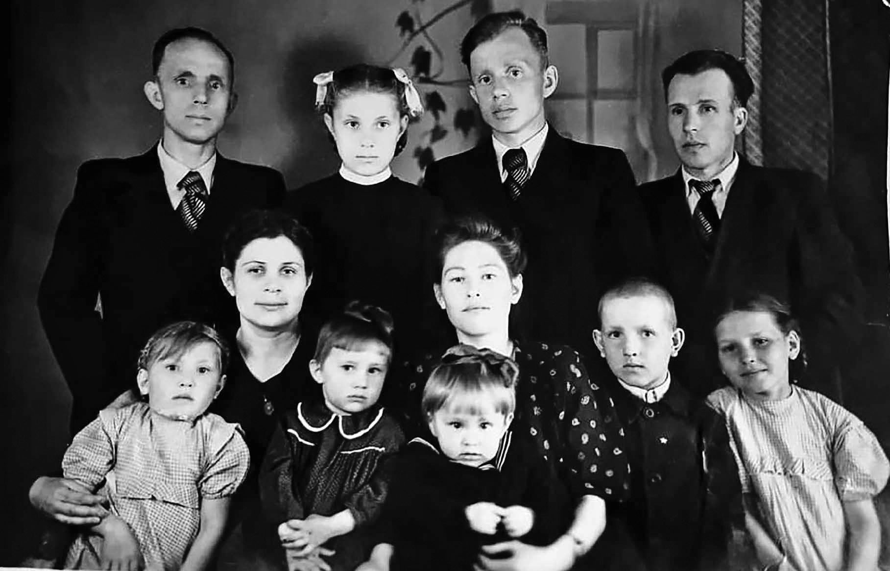 Дедушка, бабушка, их дети, а также братья дедушки, их жены и дети. Братья А.И. Корчашкина тоже жили в Южно-Сахалинске. 1950 г.