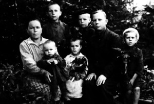 с. Краснополье, 1950 год. С родителями, братьями и сестрой (Александра – крайняя справа)