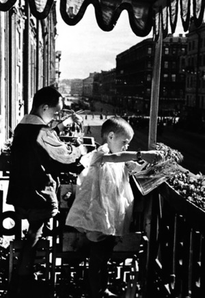 Дети поливают овощи на балконе детского дома. Ленинград, 1942 г.