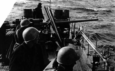 Морской охотник Северной Тихоокеанской флотилии производит разведку боем побережья Южного Сахалина. Август 1945 г. Фотохроника