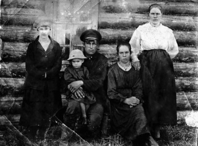 Семья Андреева Николая Ивановича. Жена Анна (справа), на коленях у него дочь Зина (1925 г. р.)