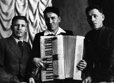 Василий Аникин с братьями, 1947 г.