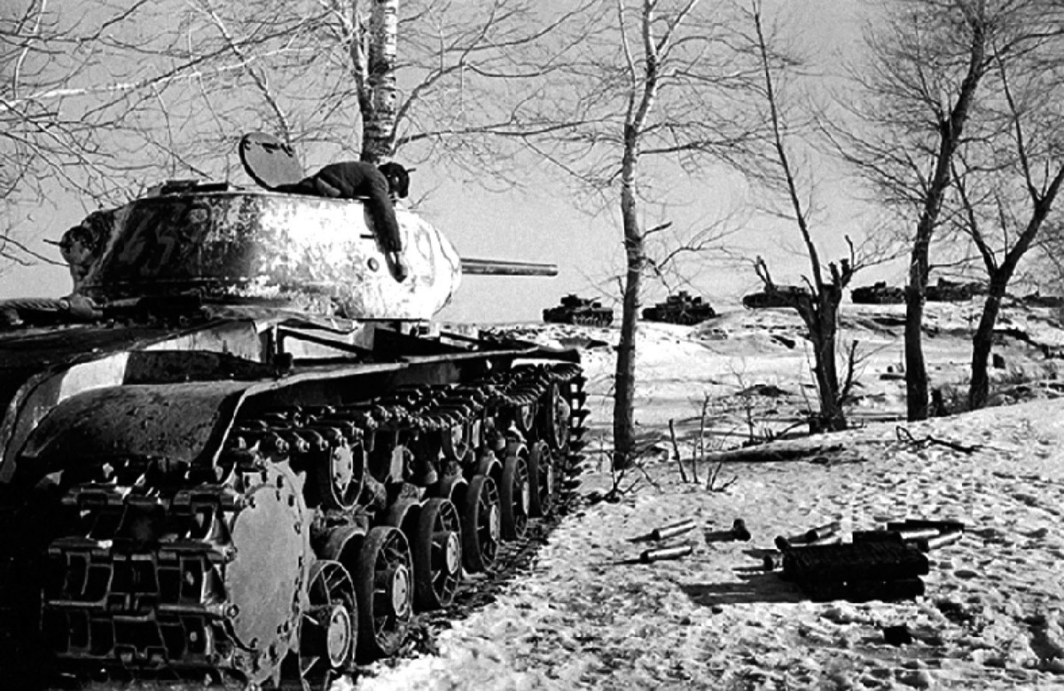 После боя. Расстрелявший немецкую танковую колонну советский танк КВ-1C (скоростной) и его погибший танкист.