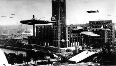 Советский штурмовик Ил-2 пролетает над разрушенным мостом в Берлине. Фотохроника ВОВ