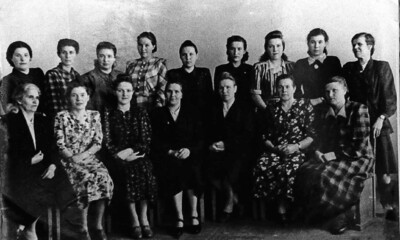 Коллектив школы No1 Южно-Сахалинска, 1957 год, в центре директор школы Антонина Степановна Иванова и завуч Мария Максимовна Баринова
