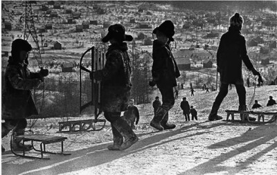 Катание с горы, Южно-Сахалинск, 1972 год. Фотограф О. Галушко. Фотофонд ГИАСО