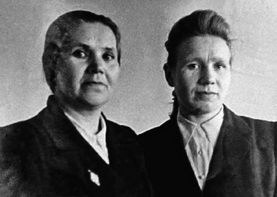 Заслуженные учителя РСФСР школы No1 Южно-Сахалинска А.С. Иванова и М.М. Баринова, 1958