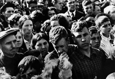 Жители Москвы слушают выступление В. Молотова по радио о нападении Германии на Советский Союз, автор Иван Шагин, 1941 год, фотохроника ВОВ