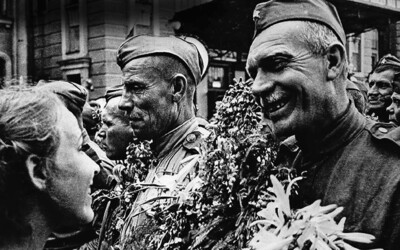 Кадры Победы. Москва, встреча на Белорусском вокзале 21 июня 1945 года. Снимок фотокорра Георгия Петрусова, Главмосархив