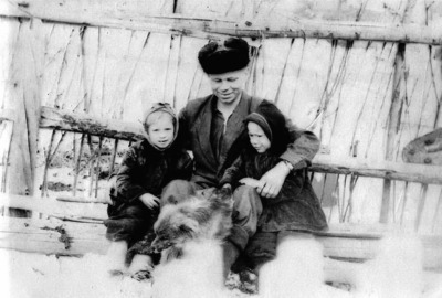 Николай с дочерьми у стен родного дома