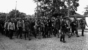 Колонна советских пленных идет по улице Полтавы