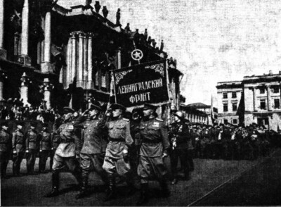 Парад Победы на Дворцовой площади в Ленинграде, 8 июля 1945 г. Фотохроника ВОВ