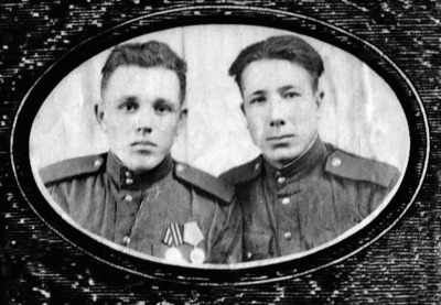 Василий Билык (слева) с товарищем, военная фотография