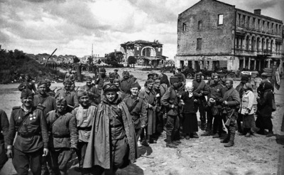 Бойцы на улицах освобожденного Витебска. 1944 г. Фотохроника ВОВ