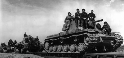 Инструктаж в танковой бригаде возле танка КВ-1 на Калининском фронте. Автор Борис Вдовенко, 1942 год, фотохроника ВОВ