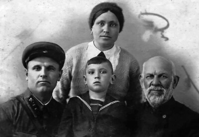 Семья Бондаревых - Фёдор Владимирович с женой Дарьей Евдокимовной и сыном Виктором вместе со своим отцом Владимиром Савельевичем Бондаревым, г. Пушкин, Ленинградская область, май 1941 года