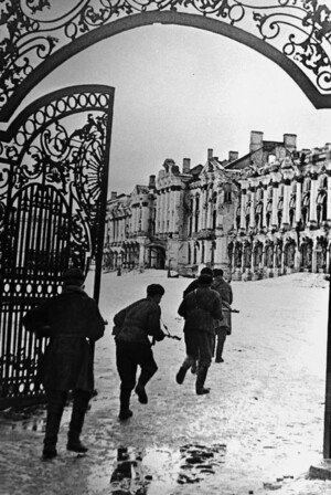 Советские бойцы у Большого Екатерининского дворца в освобождённом Пушкине, январь 1944 года. Автор снимка Борис Кудояров, waralbum.ru