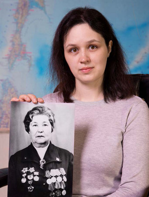 Валентина Тарасенко с портретом бабушки