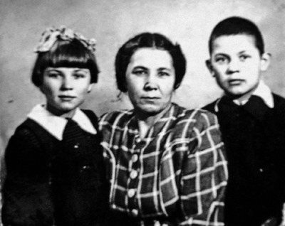 Ида с мамой и братом в Польше, 1948 г.