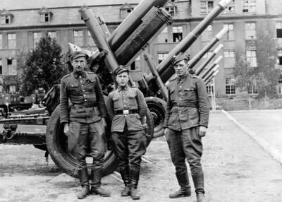 Сержант Александр Бубнов (в центре) с товарищами, военная фотография