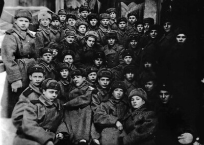 Курсанты Горьковской радиошколы, туда Александра отправили учиться после призыва, 1943 год (второй ряд, третий слева)