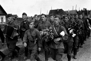 1942 г. Бойцы Н-ской части направляются в полевую баню