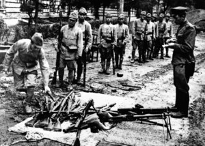 Японские солдаты сдают свое оружие советскому офицеру