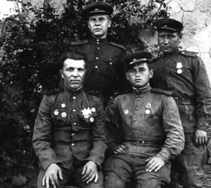 Владимир Будиков с однополчанами (крайний справа в верхнем ряду), 1945 г.