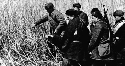 Партизаны на территории, оккупированной немецко-фашистскими захватчиками, 1942 год. Автор: Макс Альперт/ ТАСС
