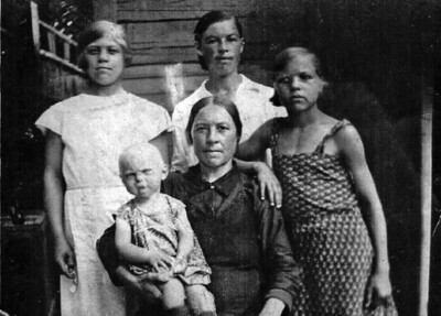Анастасия Шмакова (первая справа) с матерью Анной и сестрами, 30-е годы, Москва, Ховрино
