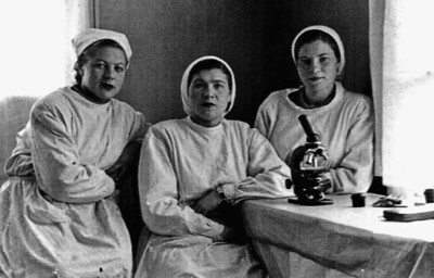 Анастасия Дроздова (первая слева) с коллегами, 1953 год