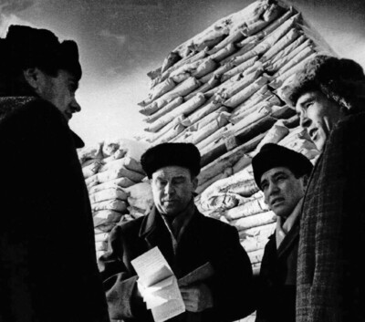 Николай Дроздов (в центре) с коллективом, 1969 год. Слева главный диспетчер Холмского торгового порта Гребенников, справа начальник складской группы порта Евгений Докучаев и председатель народного контроля Холмского горкома КПСС Иван Речкин