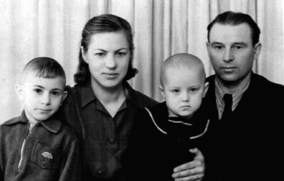 Дроздовы с сыновьями Славой и Мишей, 1955 год, Холмск