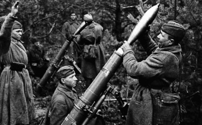 Минометные расчеты командиров А. Дурандина и Б. Борисова ведут огонь из 120 мм минометов образца 1938 года (ПМ-38). Ленинградский фронт. Военная хроника А.П. Константинова (в годы ВОВ командовал спецподразделением «катюш»)