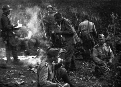 Советские солдаты на привале у костра на Сахалине во время Южно-Сахалинской наступательной операции