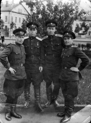 Николай Демин (второй слева)