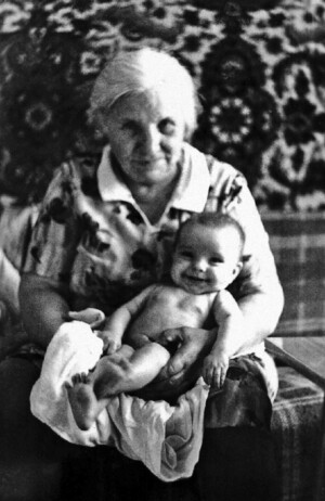 Дударова с внуком. 1980-е гг.