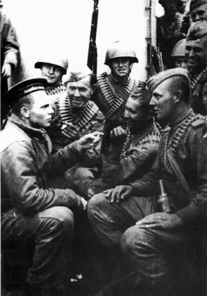 Советские бойцы на палубе транспортного корабля во время перехода к острову Шумшу. Курильская десантная операция