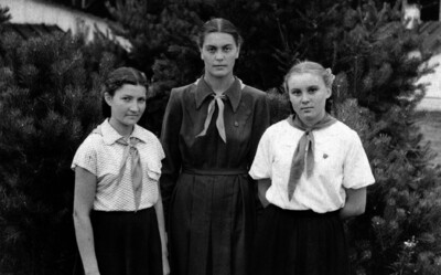 Галина Николаевна, член Углегорского горкома комсомола, вожатая со своими пионерами. Село Поречье, 1960 г.