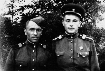 Виктор Голубев (справа) с боевым товарищем Алексеем Павловым, 1944 г.