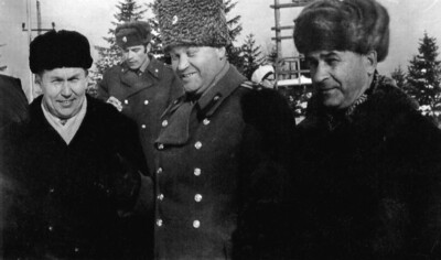 Председатель Долинского горисполкома Е.М. Голубев (справа) в 70-е годы