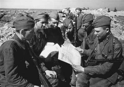 Бойцы Ленинградского фронта в окопе читают газету «Правда», 1942 год. Автор Борис Кудояров, фотохроника ВОВ