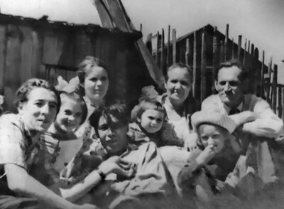 Иван Иванович и Анастасия Яковлевна с зятьями и первыми внучками, Поронайск, начало 1960-х