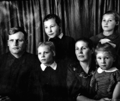 Петр Гостев с женой Диной и дочерьми Татьяной, Валентиной, Еленой и Анной
