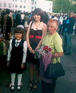 С любимыми внучками на площади в Невельске