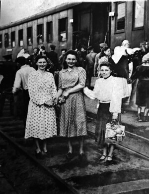 Подруги провожают Зинаиду на Сахалин, г. Новозыбков, 1956 год