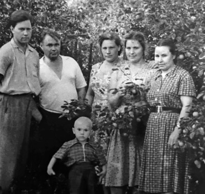 Семья Нины (третья справа) в послевоенные годы, г. Москва