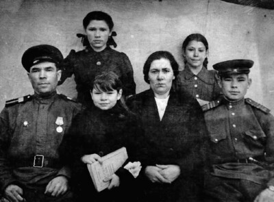 Семья Харченко, Галина сидит между мамой и папой