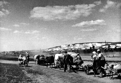 Сталинград. Беженцы.1942 год. Фотохроника ВОВ. Снимок фотографа и кинодокументалиста Георгия Липскерова