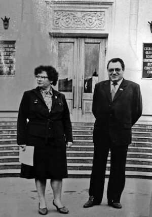 Трудовые будни. Г.М. Грошева и председатель Сахалинского облисполкома В.А. Захаров, 1980-е